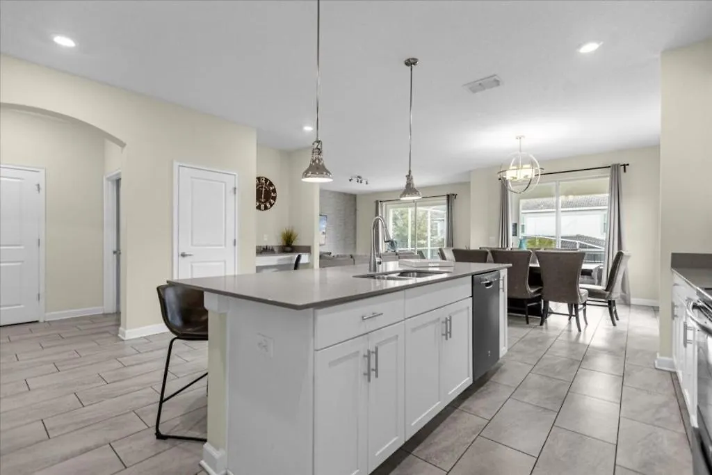 6 Bedrooms- 5 Bathrooms- Champions Gate 1593 Fd Davenport